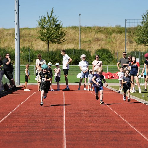 Samstag haben wir ein schönes Sportfest erlebt. Nach einem Gottesdienst ging es für die Kinder mit dem Dreikampf los....